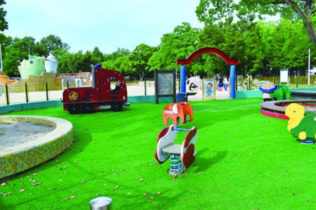 安全柵や人工芝が設置された幼児向けの遊び場「よちよちランド」/久宝寺緑地 有料BBQエリア