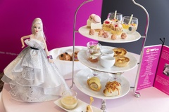 帝国ホテル東京 本館17階のインペリアルラウンジ アクアにて味わえる「Barbie Afternoon Tea」(4860円、サービス料別)※写真は2人分