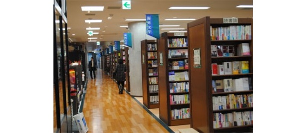 日本最大の売り場には洋書7万冊など、約200万冊の本が豊富にそろう