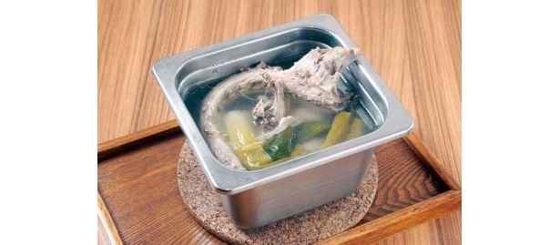「茶鍋cafe saryo」では、ベースのダシにこだわりアリ！ 宗田カツオ節のカツオダシと地鶏の鶏ガラを合わせたダシを使用