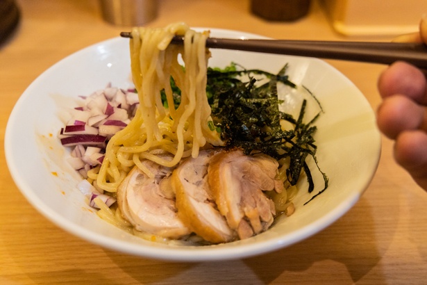 まぜそばらしい太麺に濃厚な鶏と塩ダレの味が絡みつく「名古屋コーチン尽くしの塩まぜそば」(1200円)