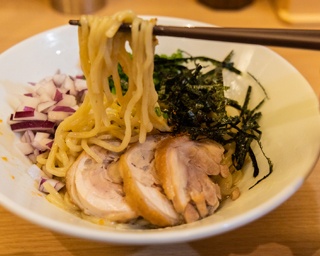 東京駅一番街「東京ラーメンストリート」10周年を記念し、名店が特別な一杯を提供。早速実食してきた