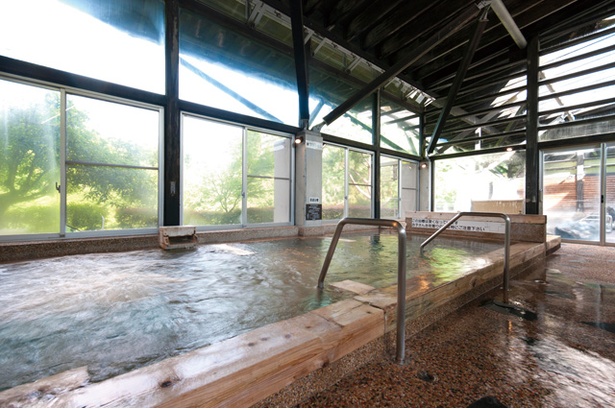 道の駅美里 佐俣の湯 / 内風呂はヒノキと岩風呂があり、男女週替り