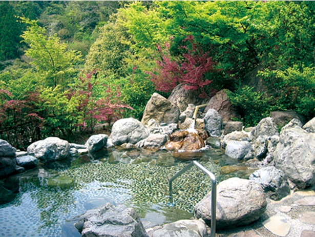 道の駅美里 佐俣の湯 / 露天は「外庭露天風呂」と「中庭露天風呂」を備え、四季の移ろいを感じられるのもポイント