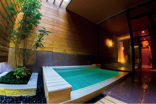 玉名温泉 つかさの湯 / 貸切り湯はバリエーション豊富。写真は露天風呂付きタイプの「特別室1」