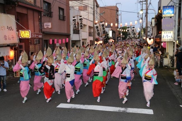 祭りの2日目に打ち上げられる尺玉は迫力満点 徳島県小松島市で 小松島港まつり花火大会 開催 ウォーカープラス