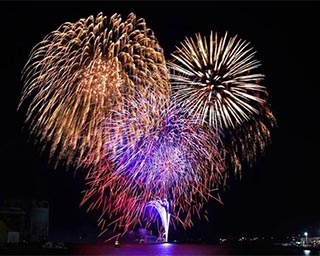 祭りの2日目に打ち上げられる尺玉は迫力満点！徳島県小松島市で「小松島港まつり花火大会」開催