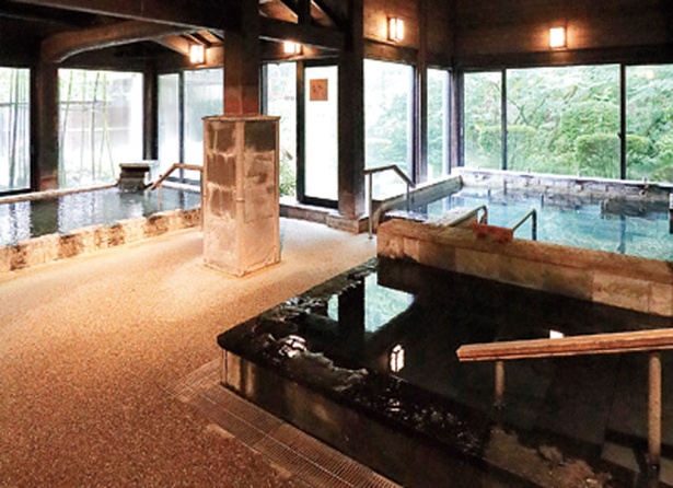 源泉野天風呂 那珂川清滝 / 天井の高さが7mある開放的な大浴場内湯