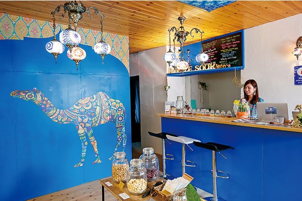 ブルーの壁に描かれたラクダのイラストが印象的 / Little Souk