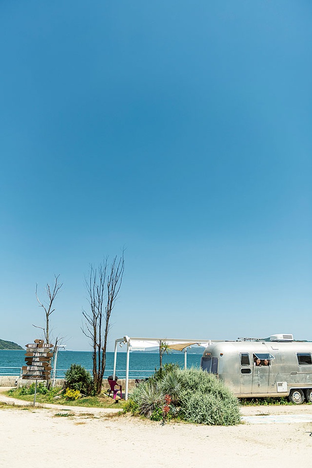 青い空と白い砂浜に映える銀色のキャンピングカー / California B.B.Q BEACH
