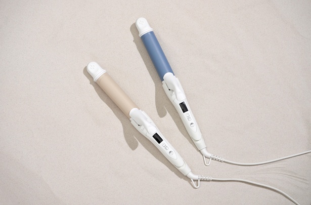 ストレートもカールもこれ1台でOK！ワンタッチで切り替えできる「SALONIA 2WAY ストレート＆カールヘアアイロン」(各税抜2980円)
