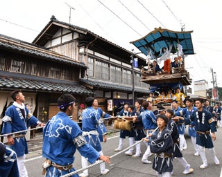 豪華なおしゃぎりが運行する新潟県村上市で「村上大祭」開催