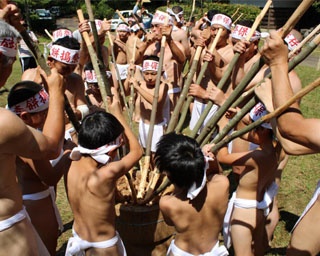 熱い男達が豪快に餅をつく大分県日田市で「老松様の麦餅つき祭り」開催