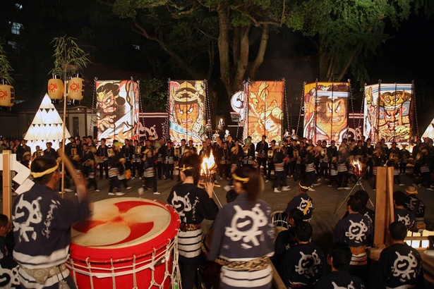 宵祭りで大燈籠山車が勢揃いする宮入