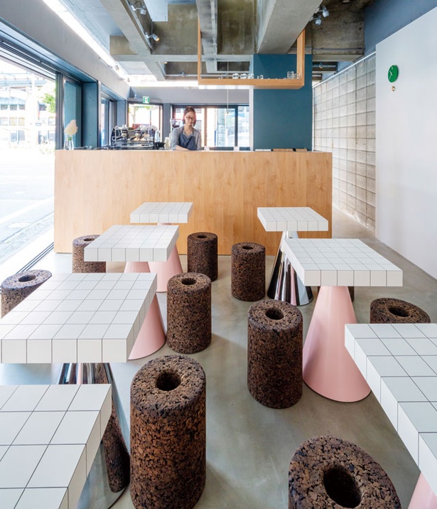 Ruska Cafe and Scones / 特注デザインのテーブルやチェアを配するスタイリッシュな空間。店名はフィンランド語で「秋の紅葉」の意