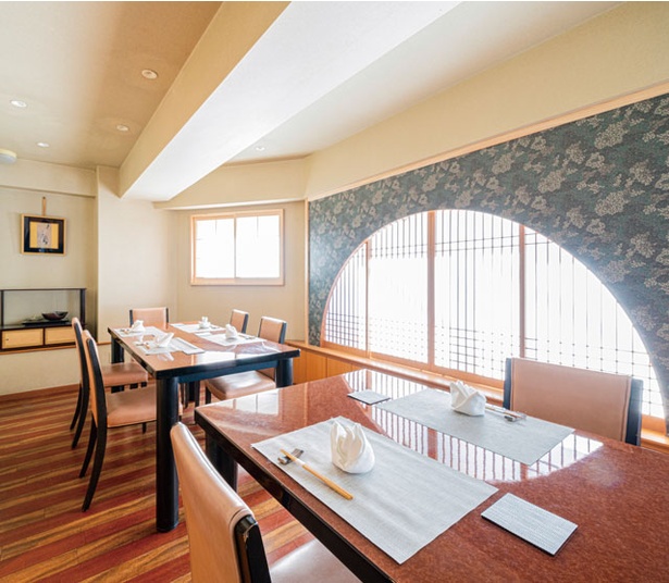 活海鮮と糸島野菜 広東料理 かたおか / カウンター7席と個室2部屋を備える