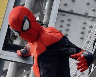 スパイダーマンが通天閣に現れ、ビリケンさんにヒット祈願！ 『スパイダーマン:ファー・フロム・ホーム』大阪イベント