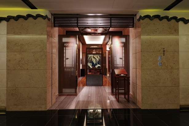 ホテルのような高級感が漂う入口  / 中国飯店  麗穂