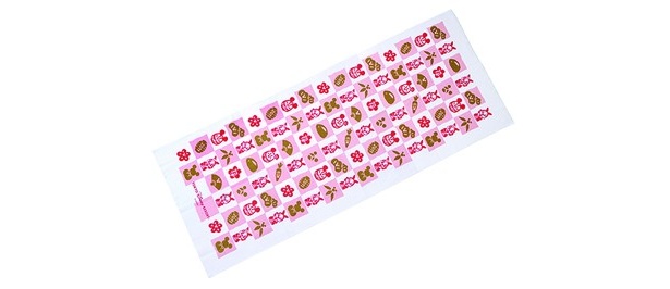 サンパーやミス・バニーのほか、お正月仕様のデザインがプリントされている。「てぬぐい」1000円