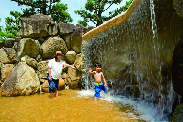 「滝と岩組ゾーン」は、大自然の中で水遊びをしている気分になれる/兵庫県立西猪名公園ウォーターランド