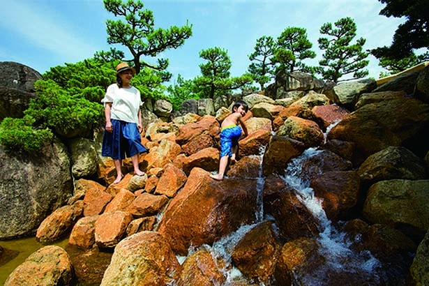 「滝と岩組ゾーン」で岩登りに挑戦！/兵庫県立西猪名公園ウォーターランド