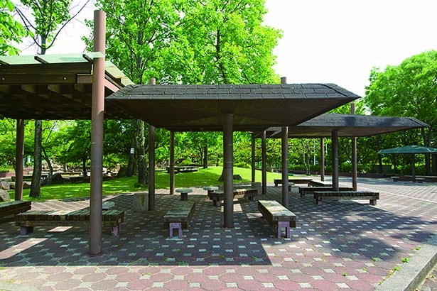 日よけや急な雨の際にもお役立ちの屋根付きベンチ。子供の様子を見守りやすい/兵庫県立西猪名公園ウォーターランド