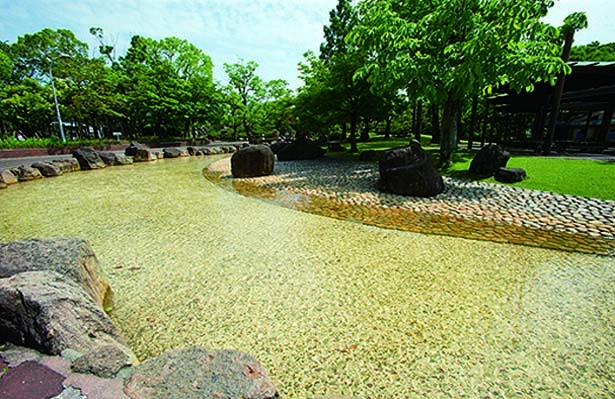 水深約0.15mの小川とテラスを組み合わせた「流れゾーン」は、水遊びデビューにぴったり/兵庫県立西猪名公園ウォーターランド