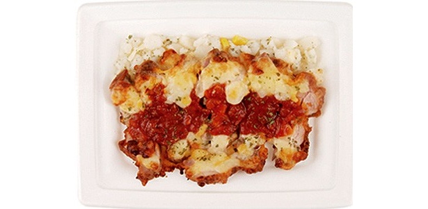 特製のトマトソースとカリカリのチーズがおいしい、スリーエフの「鶏ももチーズ焼き」(330円)