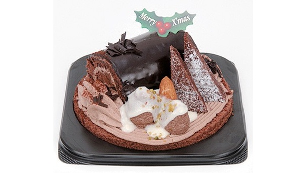 とても500円以下には見えない、約13.5cm×8cm×13.5cmのデコラティブな「ベルギーチョコノエルケーキ」(498円/ミニストップ)