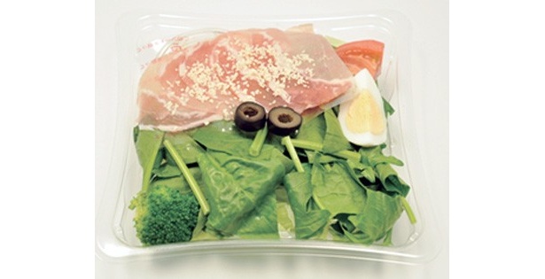 大きめの生ハムは、おつまみにもぴったり！「生ハムとほうれん草のサラダ」（350円/セブン-イレブン）