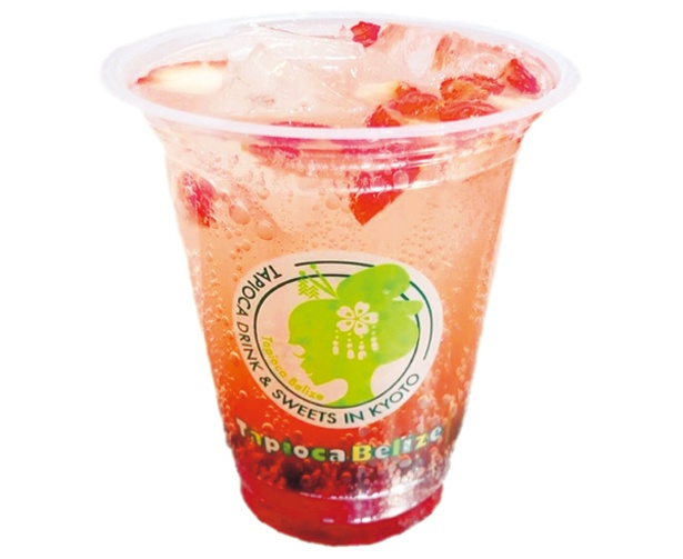甘酸っぱいイチゴの果実が浮かんだ生いちごソーダ(R)は378円/Tapioca Belize 京都タワーサンド店