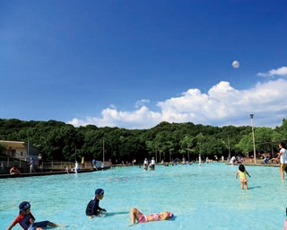 浅いところはお座りベビーもOK！緑に囲まれた巨大な水遊び場で思う存分遊べる「神戸総合運動公園」
