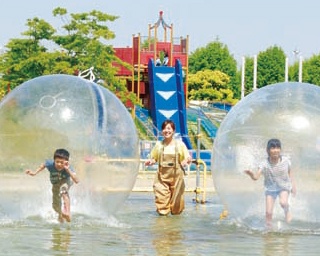ボールに入る水上ウォークに子供おおはしゃぎ！ベビー向け施設も充実の「びわ湖 こどもの国」