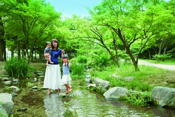 豊かな緑に囲まれる「河原遊び場」/梅小路公園