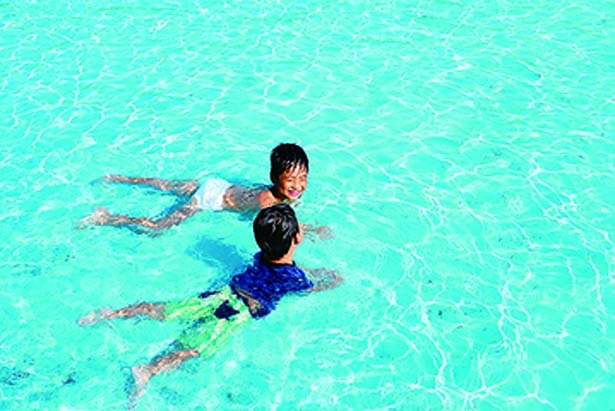 水深0～0.4mと浅いので、幅広い年齢の子供が水遊びを楽しめる/神戸総合運動公園