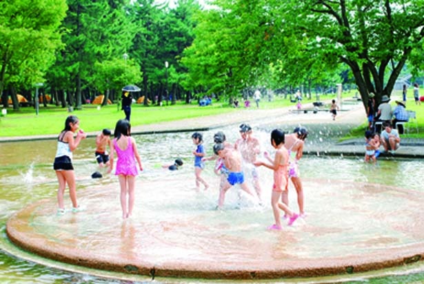 夏休み期間には、「噴水広場」で水遊びができる。水深は0.3mで安心/びわ湖 こどもの国