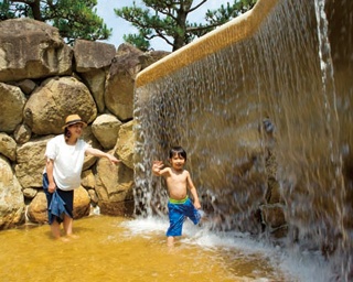 プールにはない魅力で子供大はしゃぎ！関西の水遊びができる公園10選