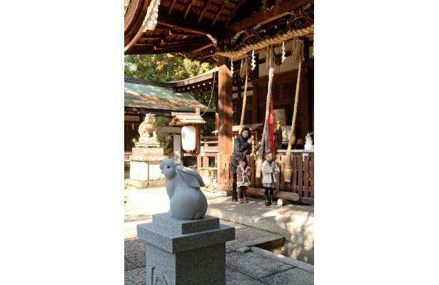 東天王 岡崎神社の境内には狛うさぎが。なでるとご利益があるかも