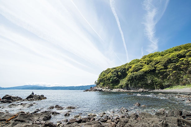 三ツ石海岸の絶景。青い空とおだやかな海に癒される