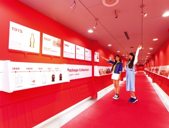 懐かし～いデザイン缶だらけ！ コカ・コーラの工場見学はまさにタイムトラベル！