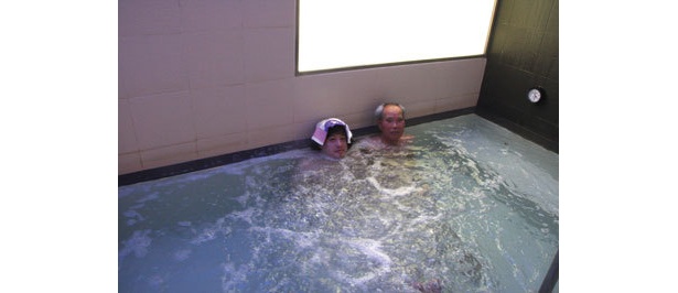 やついいちろう with おじいちゃん in 泡風呂