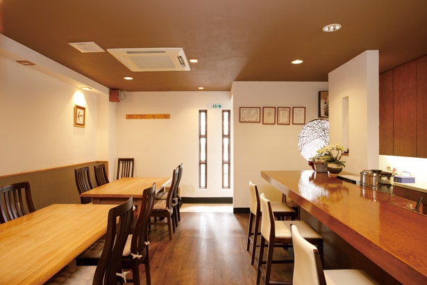 店内は、カウンターが中心で割烹料理店のような雰囲気。昼、夜共に予約がベター