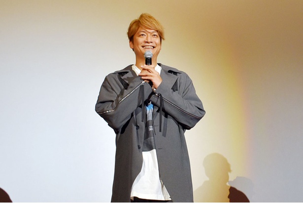 観客の声援に笑顔でこたえる香取