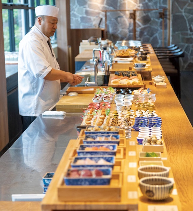 アゴーラ福岡 山の上ホテル＆スパ 日本料理 暦 / オープンキッチンでは板前が作るできたてを出す 