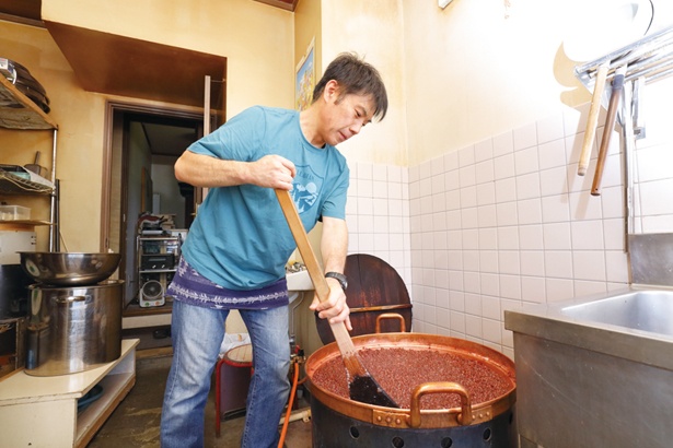 大きな銅製の鍋で、じっくりとあんを炊き上げる。 / むらさきや