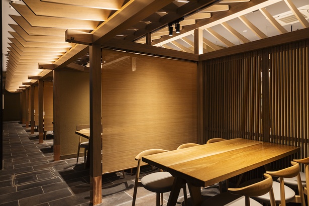 祇園山笠の櫛田神社と糸島の牡蠣小屋をイメージした流線型の大屋根を設置し、高級感を残しつつ賑やかな夜のシーンをイメージ
