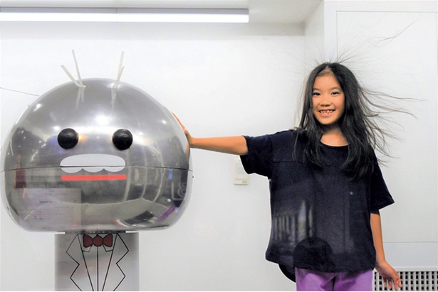 50万ボルトの静電気を体験できるコーナー。全身の毛が逆立つ感覚を体験！