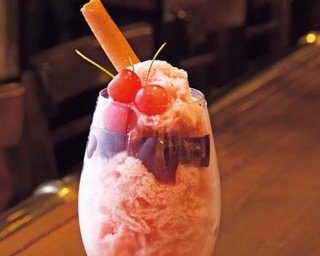 今夏はハイブリッドかき氷“パフェ氷”に注目！隠れ家的バーで味わうフルーツたっぷりの一杯を紹介