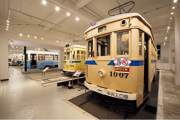 数多くの路面電車の車両や鉄道模型などが展示されている