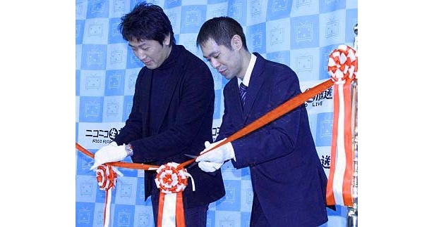 プレオープンではニワンゴの杉本誠司社長と、ニコニコ本社長がテープカットを行った